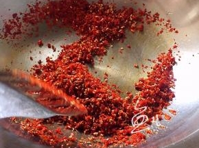 中火炒至辣椒粉酥香