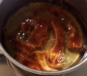 油锅烧3成热，一条一条放入牛肉条炸