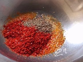 锅中留底油，放入炒料