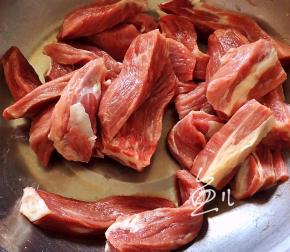 牛肉顺丝切5厘米长、1厘米见方的长条