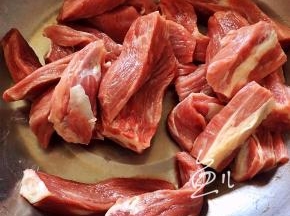 牛肉顺丝切5厘米长、1厘米见方的长条
