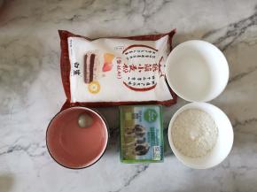 准备好所有材料。黄油软化到能按下去。