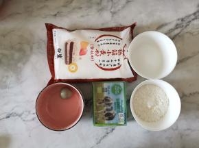 准备好所有材料。黄油软化到能按下去。