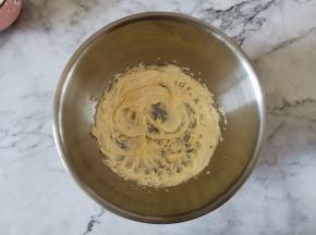 黄油中加入糖粉打发至蓬松，发白的状态。
