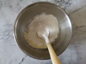 筛入低筋粉和淀粉，搅拌成团。