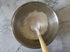筛入低筋粉和淀粉，搅拌成团。