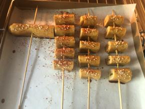 撒上胡椒粉，辣椒粉和白芝麻。