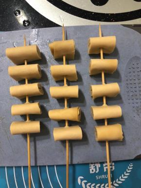 用竹签串起来。