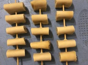 用竹签串起来。