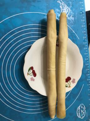 卷成两跟豆皮卷。