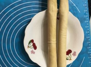 卷成两跟豆皮卷。