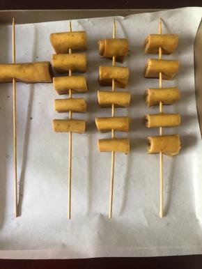 把酱汁刷到豆腐皮串上，多刷几遍，因为豆腐皮卷的比较厚。