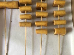 把酱汁刷到豆腐皮串上，多刷几遍，因为豆腐皮卷的比较厚。