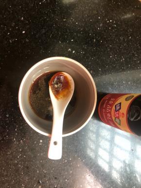 用一个碗把所有调料放进去搅拌均匀。