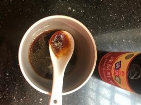 用一个碗把所有调料放进去搅拌均匀。