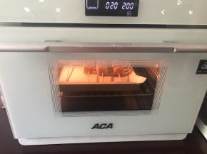 ACA北美电器蒸烤箱预热好了后，把豆腐皮串摆进去，上下烤200度20分钟。烤了10分钟后暂停烤箱，再刷酱汁，撒胡椒粉和辣椒粉，摆进烤箱继续烤完。