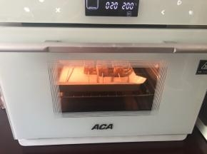 ACA北美电器蒸烤箱预热好了后，把豆腐皮串摆进去，上下烤200度20分钟。烤了10分钟后暂停烤箱，再刷酱汁，撒胡椒粉和辣椒粉，摆进烤箱继续烤完。