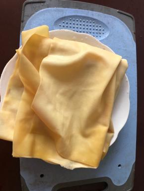 两张豆皮清洗干净后沥干水分。