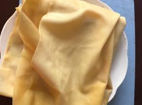 两张豆皮清洗干净后沥干水分。
