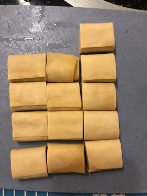 用刀切成小段。