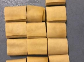 用刀切成小段。