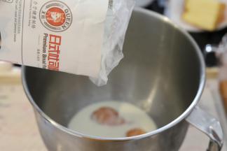 将所有的材料除黄油外分别称重好，放入厨师机桶内。