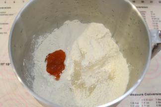 酵母和盐、糖分开放。