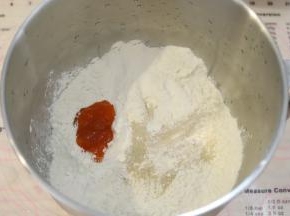 酵母和盐、糖分开放。