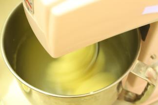 启动厨师机，先2档混合面团，转4档开始揉面。