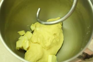 检测面团，面筋形成7成时放入黄油，继续揉面。