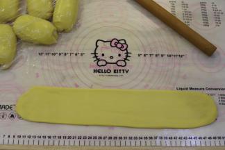 取一小份面团，擀成大概30厘米长的薄片。