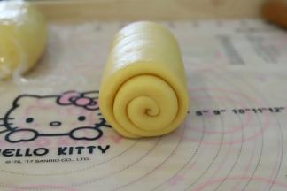 从上往下卷好。（记得盖上保鲜膜）