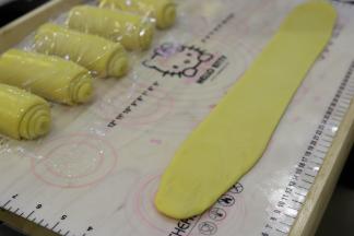 再取一小份面团，擀成长40厘米的长条形。