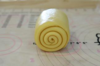 从上往下卷好。