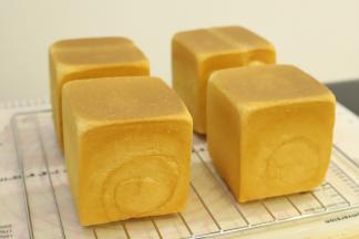 取出吐司，轻震几下后脱模，晾架上放至手温装袋保存。