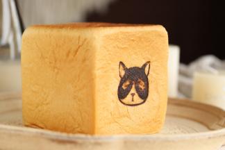 用烘焙的烙印烙上一只小狗，可爱吧！