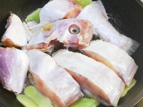 加入鱼块，煎至金黄