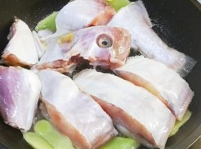 加入鱼块，煎至金黄