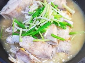 鱼块熟了即可，加入葱段和芹菜