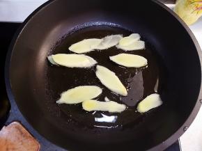 锅中加入适量的油，放入姜片和蒜米爆香