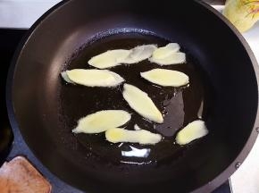 锅中加入适量的油，放入姜片和蒜米爆香