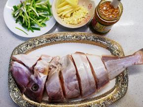 鱼切块加入少许盐腌制2小时备用，其他配料洗净切段、丝、蓉