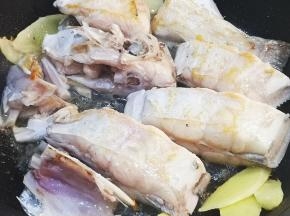 反面继续煎至金黄