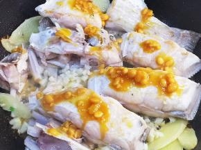 加入一勺豆瓣酱和少量的水