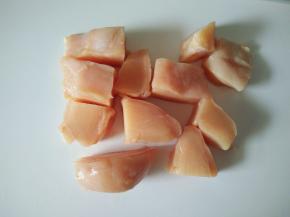 1准备食材，将鸡胸肉清洗干净以后，去掉表面的油脂和筋膜，将鸡胸肉切块
不要切得太小。