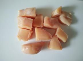 1准备食材，将鸡胸肉清洗干净以后，去掉表面的油脂和筋膜，将鸡胸肉切块
不要切得太小。