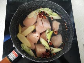 锅中放入清水，放入鸡胸肉块，加入料酒、花椒大料，葱段姜片，大火煮至沸腾。