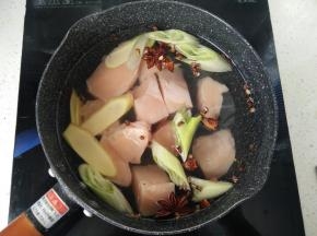 锅中放入清水，放入鸡胸肉块，加入料酒、花椒大料，葱段姜片，大火煮至沸腾。