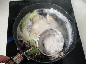 撇去表面的浮沫，转小火煮10-15分钟，将煮熟的鸡胸肉块捞出来，沥一下水分，稍微晾凉一些。