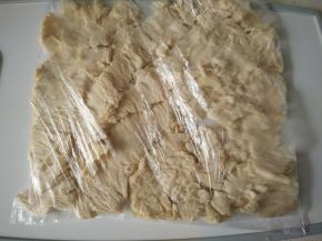 然后将鸡块装入保鲜袋中，用擀面杖擀压成松散的肉丝。